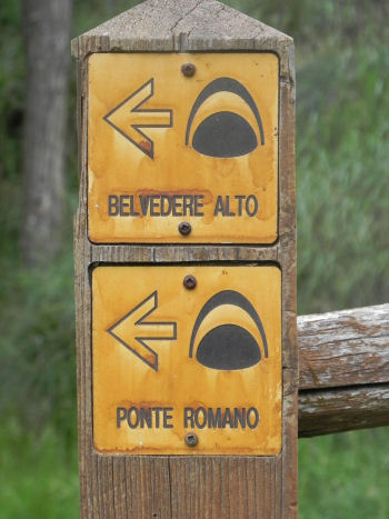Segnaletica del Geosito al Belvedere Basso (57139 bytes)